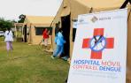 Grupos de personas buscan atención médica hoy, en un hospital móvil contra el dengue instalado en el barrio Plan 3.000 de Santa Cruz (Bolivia)