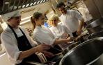 Pilar Idoate y Arkaitz Muguruza, en la cocina del Restaurante Europa de Pamplona junto a dos cocineros en prácticas