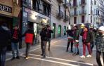 Aficiones del Athletic de Bilbao y Osasuna confraternizan en las calles de lo Viejo antes del partido.