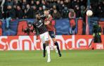 David García e Iñaki Williams, en una pugna. El de Ibero firmó un duelo más completo que el del delantero pamplonés del Athletic, al que le anularon un gol por fuera de juego
