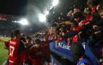 Los futbolistas de Osasuna celebran el tanto de Abde con la grada