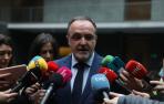 Javier Esparza atiende a los medios de comunicación