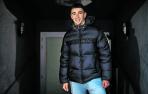 Un sonriente Aimar Collante posa en la entrada al Estadio Municipal Valle de Aranguren antes de entrenar el jueves