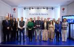 Javier Esparza, en el centro, con los 15 candidatos a los ayuntamiento de la Comarca de Pamplona