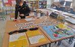 Uno de los escolares trabaja en la confección de uno de los mensajes para la campaña de la ONCE