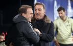 Saludo entre Jagoba Arrasate, entrenador de Osasuna, y Carlos Carvahal, su homólogo del Celta