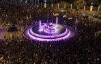 Miles de mujeres  en la plaza de Cibeles durante una manifestación convocada por la Comisión 8M