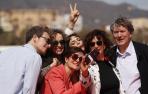 De izquierda a derecha: Víctor Clavijo, Daniela Fejerman, la mano de Emma Suárez haciendo la “V”, Elvira Lindo, Aura Garrido, Mariela Besuievsky y Gerardo Herrero, este viernes, en el Festival de Málaga