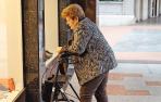 Una pensionista observa un escaparate en Barakaldo, Vizcaya