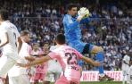 Courtois, portero del Real Madrid, atrapa el balón