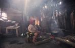 Mujer en el interior de su hogar: Una mujer de la etnia guna yala en Panamá prepara la comida diaria