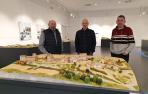Desde la izda., Juan Jesús Leache Goñi, Toño Villanueva Abaurrea y Alfredo León Mañú, tras la maqueta del pueblo de Itoiz.