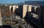 Vista de la rotonda que ‘corta’ el paso de los vecinos del barrio y sobre la que piden una solución