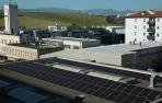 Las instalaciones del Grupo La Información en Cordovilla con la instalación fotovoltaica de autoconsumo  en primer término
