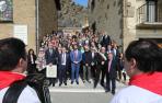 Roberto Urrutia y Josu Hernández cantan una jota ante las delegaciones institucionales y familia de Santiago Ramón y Cajal y Camilo Golgi