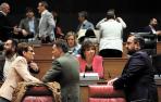 Receso en la bancada del Gobierno y del grupo socialista en la sesión del jueves en el Parlamento foral