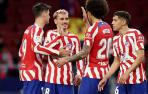 Griezmann y Axel Witsel celebran uno de los goles ante el Valencia