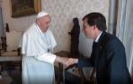 El papa Francisco saluda a Martínez-Almeida como "el heredero de la gran Manuela"