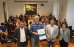 Desde la izda., Unai Hualde, presidente del Parlamento; Eneko Eguiguren, presidente de la Junta de Roncal; José Mª Agramonte, presidente de la Comunidad de Bardenas Reales; y Beatriz Gallego, antropóloga de Labrit Multimedia. Tras ellos, numerosos roncale