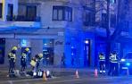 Bomberos del parque de Cordovilla limpian la calzada de la gasolina desprendida en la colisión