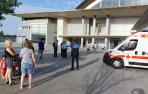Un agente en el exterior de la ciudad deportiva que albergó a los desplazados por los incendios