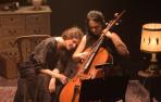 La cantante y actriz Garbiñe Insausti y la violonchelista Maider Zapirain, en un momento de 'Hegoak' ('Alas').