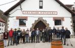 El vicepresidente Aierdi y el alcalde, Mikel Aoiz, la arquitecta y constructores de la actuación, además de emprendedores de Salazar, junto al espacio ubicado en la antigua Patatera