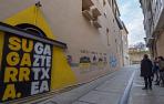 Entrada al edificio del gaztetxe desde la calle La Imprenta en el Hospital viejo, en el casco antiguo