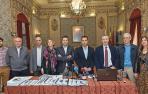 EQUIPO REDACTOR De izda. a dcha., Javier Espinosa, Joaquín Salanueva, Mikel Zabalza, Ruth Marín, el alcalde Alejandro Toquero y el concejal Zeus Pérez, Luis Turiel, Iñaki Garde y Cristina Viña