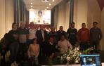PRESENTACIÓN OFICIAL El centro cívico de Lumbier acogió este viernes la presentación de los actos del centenario del C.D. Ilumberri. En la imagen, integrantes de la junta directiva del club, exjugadores con la camiseta del centenario, y directivos de Osas