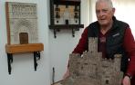 Miguel Garcés Bermejo con la maqueta del castillo de Javier, más de 3.000 piezas de piedra. Detrás, las portadas de Santa María y del palacio Vallesantoro de Sangüesa