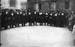 Los apóstoles del Lavatorio de Jueves Santo en el atrio de la catedral, en 1927. Foto José Galle en la Fototeca del Archivo General de Navarra