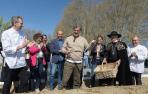 PRIMER ESPÁRRAGO El chef Carles Abellán muestra el espárrago que recogió ayer en la finca de Alfredo Rubal, de Villafranca. A su lado, de izda. a dcha.: Javier Díaz (Restaurante Alhambra), Mª Carmen Segura (alcaldesa de Villafranca), Unai Hualde (presiden