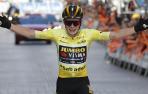 El corredor danés del equipo Jumbo-Visma Jonas Vingegaard cruza la línea de meta en solitario
