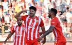 El centrocampista de la UD Almería Gonzalo Melero (c) celebra su gol, primero del equipo ante el Valencia CF