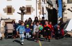 En ‘La pista’, junto a la calle del Sol, de Mañeru, un grupo de menores sale a la carrera ante la mirada alegre y protectora de sus progenitores.