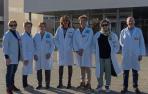 Desde la izda., Alicia, enfermera del hospital; y las voluntarias Feli Fernández, Carmen Mari Arnedillo, Soco Salanueva, María Asun Ulzurrun, Asun Arrastio y Jesús López-Vailo, en el exterior del Hospital García Orcoyen de Estella.