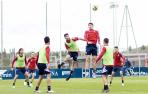 David García y Budimir saltan en busca de un balón, en la sesión del jueves