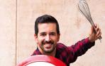 Iñaki Mayora, @JaleoenlaCocina, con un batidor de cocina y el escudo de Capitán América