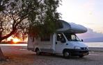Una autocaravana a orillas de un lago
