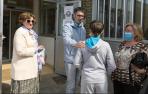 Luis Mendo Giner, director del Centro de Salud de Cascante, conversa con tres pacientes