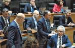 Esparza (UPN), de pie en el centro de la imagen, con García y Suárez (PP) a su izquierda y Pérez-Nievas (Cs) delante