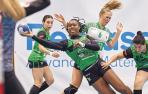 Lyndie Tchaptchet se prepara para lanzar tras superar a la defensa del Elche ayer en Villava
