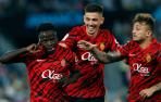El delantero senegalés del Mallorca, Amath Ndiaye (i), celebra con sus compañeros el primer gol del equipo balear