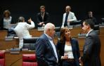 En primer plano, Aierdi, Barkos e Irujo, de Geroa Bai; detrás, de pie, Perales, Ramírez y Araiz, de EH Bildu.