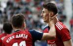 Kike Barja felicita a Budimir en el partido Osasuna-Betis