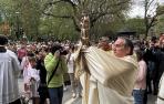 El párroco de San Lorenzo, Javier Leoz, alzando este domingo la figura del Ángel de Aralar