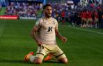 El delantero colombiano de la UD Almería Luis Suárez celebra su gol