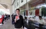 Imágenes de los aficionados de Osasuna recogiendo sus entradas para la final de Copa