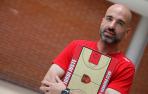 El técnico del ENERparking Basket Navarra, Jordi Juste, posa en Arrosadía tras un entrenamiento previo a los cuartos de final del ‘playoff’